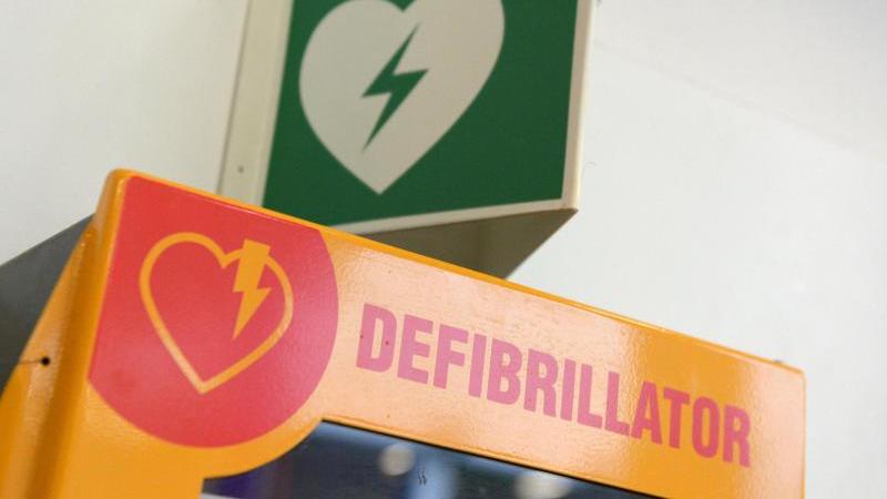 Hilfe per Defibrillator