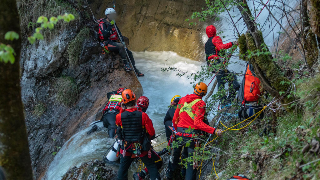 23.04.2019, Bayern, Königssee: Dieses vom Bayerischen Rotes Kreuz zur Verfügung gestellte Foto zeigt Rettungskräfte im Einsatz. Zwei 21-jährige Männer aus Sachsen sind bei einem Badeausflug am Königssee in Oberbayern ums Leben gekommen.