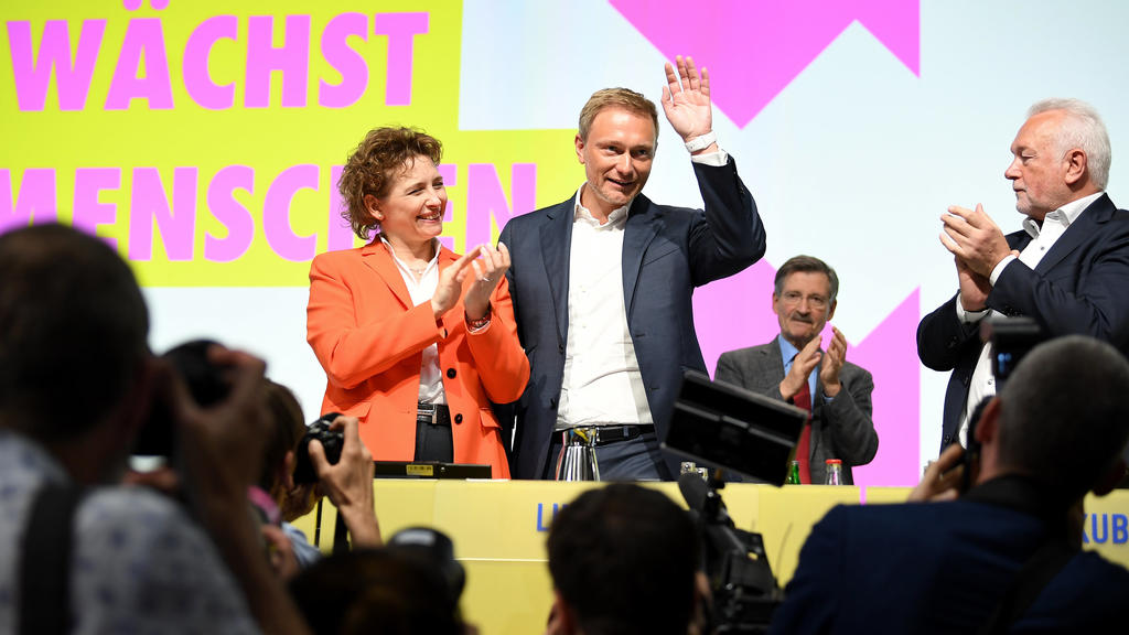 26.04.2019, Berlin: Nicola Beer, FDP-Generalsekretärin und Spitzenkandidatin für die Europawahl der FDP, und Christian Lindner, Fraktionsvorsitzender und Parteivorsitzender der FDP, nehmen den Applaus von Parteimitgliedern beim 70. FDP-Bundesparteita