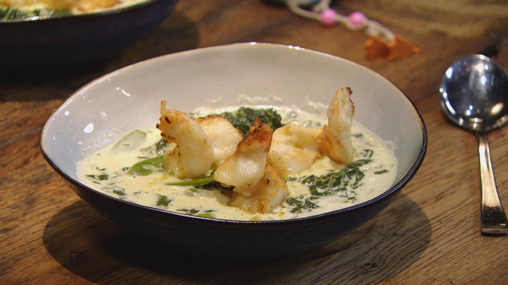 Kokos Spinat Suppe Mit Garnelen Das Rezept Aus Essen Trinken Fur Jeden