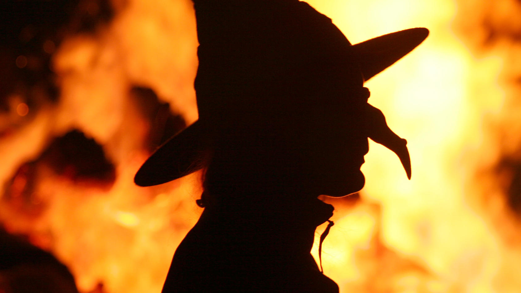 ARCHIV - Vor einem Lagerfeuer tanzt eine Hexe in der Walpurgisnacht im Harzort Schierke (Archivfoto vom 30.04.2007). Zu den Walpurgisfeiern in der Nacht zum 1. Mai werden im Harz wieder weit mehr als 100 000 Besucher erwartet. Nach Angaben des Harzer