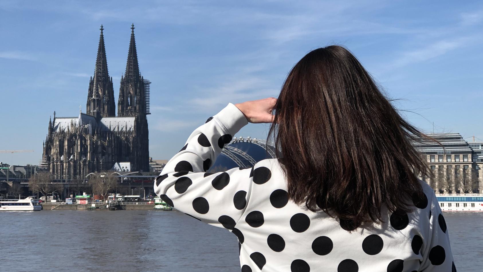 Wo ist denn nun der Traumprinz? Tina Tinderina sucht per Dating-App nach einem Freund.
