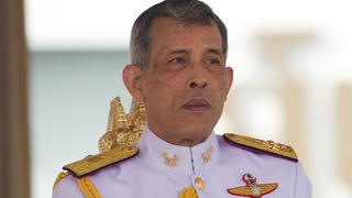 ARCHIV - 12.05.2017, Thailand, Bangkok: König Maha Vajiralongkorn von Thailand.  Seit zweieinhalb Jahren ist er König von Thailand, am 4. Mai wird er gekrönt. Dann wird Rama X. - so der offizielle Name - alle Würden eines Thai-Monarchen haben. (zu dpa "Der ferne König - Thailands Monarch Rama X. wird gekrönt") Foto: Sakchai Lalit/AP/dpa +++ dpa-Bildfunk +++