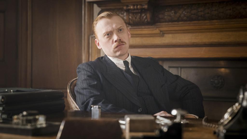 Für die Rolle des Inspector Chrome ließ sich Rupert Grint einen Schnurrbart wachsen.