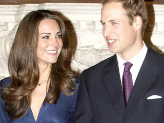 ARCHIV - Britain's Prince William (R) and Kate Middleton (L) pose for photographs during a photocall to mark their engagement in the State Rooms of St James's Palace in London, Britain, 16 November 2010. Prince William, second in line to the throne, is to marry his long-term girlfriend Kate Middleton next Spring or Summer and lives in north Wales, where he is serving with the RAF. Photo: EPA/STR (zu dpa Jahreschronik - Die wichtigsten Ereignisse des Jahres 2010)  +++(c) dpa - Bildfunk+++