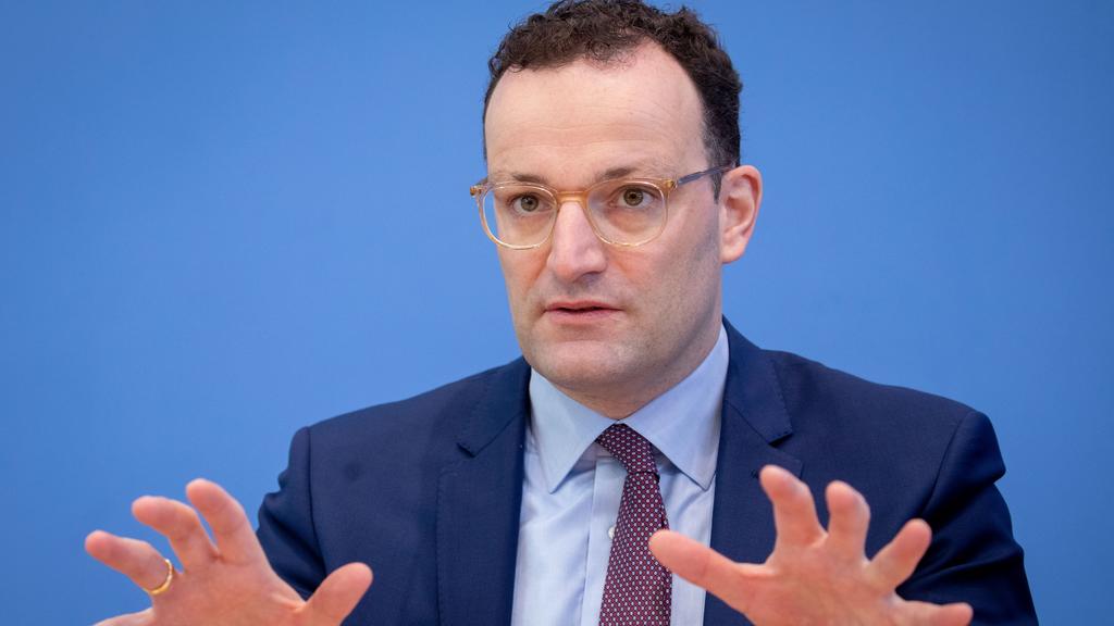 ARCHIV - 01.04.2019, Berlin: Jens Spahn (CDU), Bundesgesundheitsminister, spricht während einer Pressekonferenz. (zu dpa: «Pläne von Spahn: Masern-Impfpflicht soll ab März 2020 gelten ») Foto: Kay Nietfeld/dpa +++ dpa-Bildfunk +++