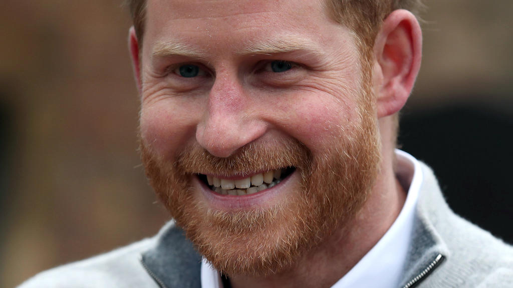 Prinz Harry lacht glücklich