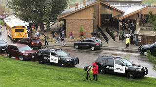 07.05.2019, USA, Highlands Ranch: Polizisten stehen und vor einer Schule. Unbekannte haben in einer Schule südlich von Denver im US-Bundesstaat Colorado das Feuer eröffnet und mindestens sieben Menschen verletzt. Foto: David Zalubowski/AP/dpa +++ dpa-Bildfunk +++