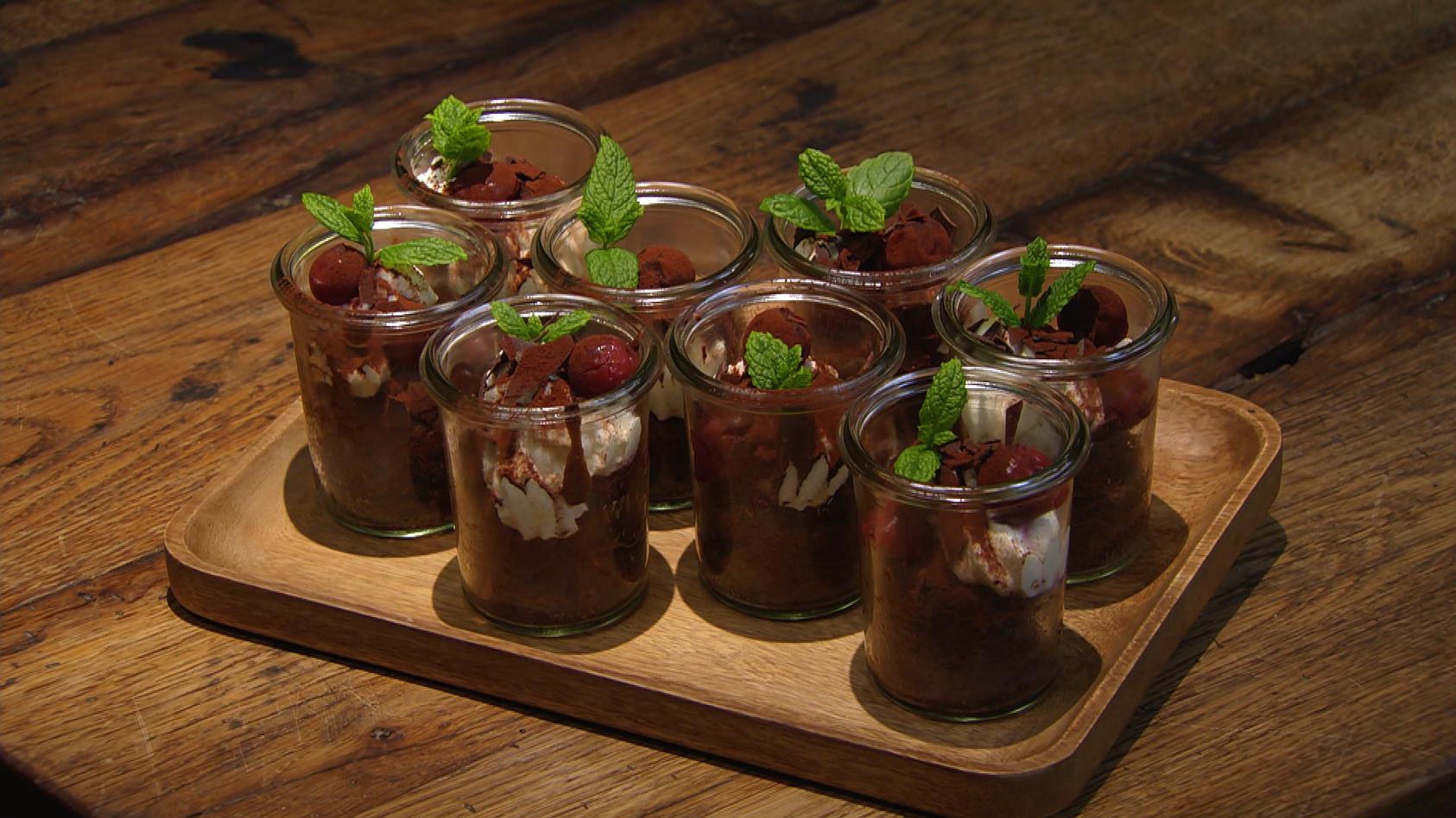 Schwarzwalder Kirschkuchlein Im Glas Das Rezept Aus Essen Trinken Fur Jeden Tag
