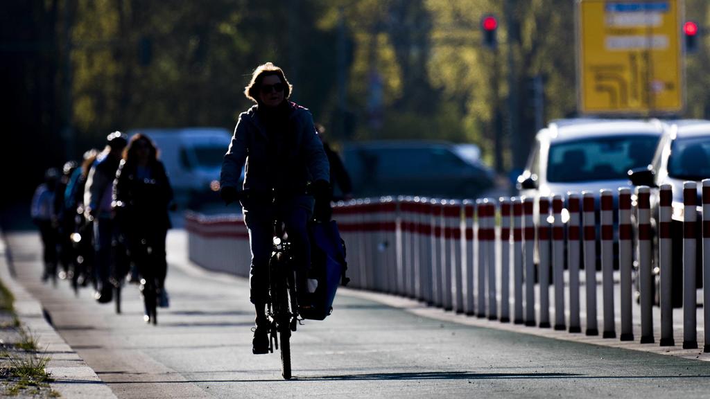 Düsseldorf Gibt es bald eine Parkgebühr für Fahrradfahrer?