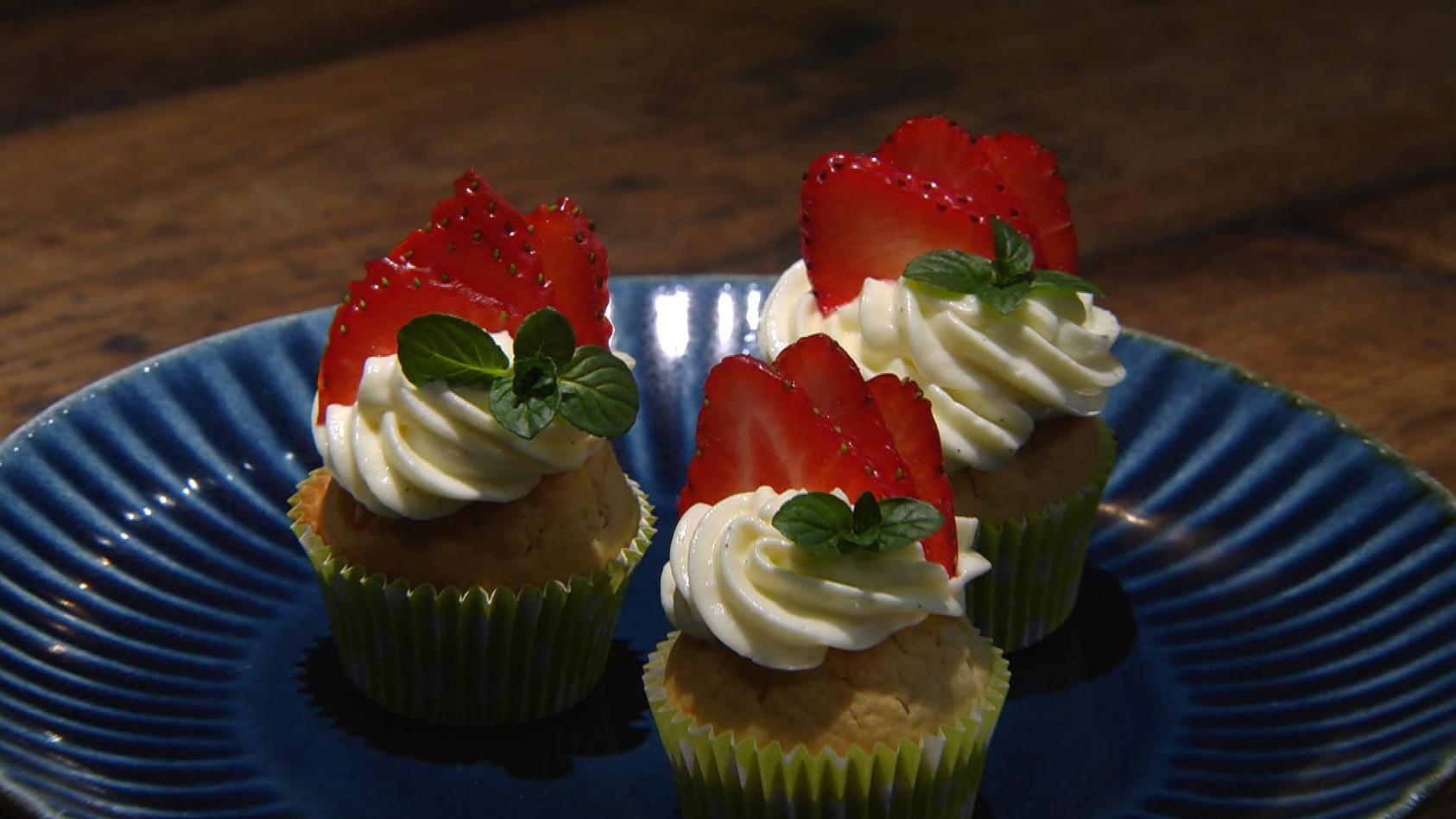 Mini-Cupcakes mit Erdbeeren: Dessert von Andrea Schirmaier-Huber