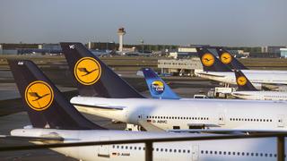30.04.2007, Frankfurt am Main, Hessen, Deutschland - Maschinen der Fluggesellschaften Lufthansa und Thomas Cook am Flughafen. (Air, Airline, Airport, Ansicht, aussen, Aussenaufnahme, Chartermaschine, Chartermaschinen, deutsch, Deutsche Lufthansa, Deutschland, Emblem, Europa, Ferien, Fernweh, Flieger, Fluggesellschaft, Flughafen, Flughafen Frankfurt, Flughafengebaeude, Flughafenterminal, Fluglinie, Flugtechnik, Flugzeug, Flugzeuge, Frankfurt, Frankfurt Airport, Frankfurt am Main, Fraport, Gebaeude, Hessen, Infrastruktur, Jet, Kranich, Logo, Luft, Lufthansa, Lufthansa AG, Passagierflugzeug, Passagierflugzeuge, Passagiermaschine, Passagiermaschinen, Reise, reisen, Rhein Main Flughafen, Rhein-Main-Flughafen, Rollfeld, Stadtflughafen, Symbol, symbolisch, Terminal, Tourismus, Transport, transportieren, Unternehmen, Verkehr, Verkehrsmaschine, Verkehrsmaschinen, Verkehrsmittel, verreisen, Wirtsc MR:Y  
