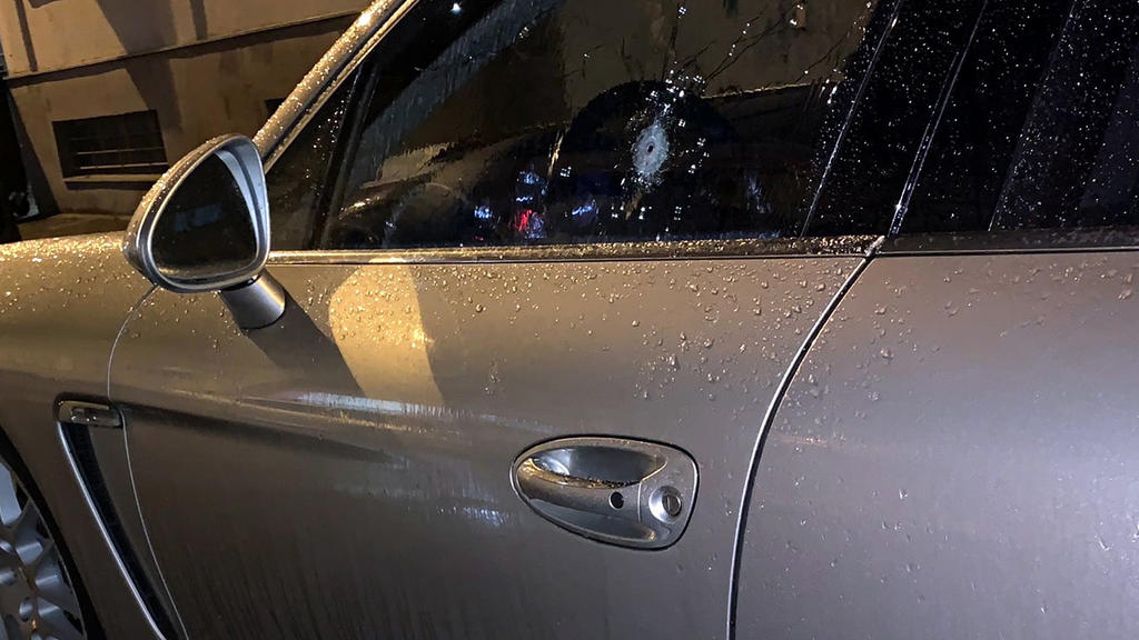 09.05.2019, Hessen, Offenbach: Ein Einschussloch ist im Fenster der Fahrertür eines Autos zu sehen. Eine 44 Jahre alte Frau ist im hessischen Offenbach auf offener Straße erschossen worden. Wie die Polizei mitteilte, soll der Täter am Donnerstagabend