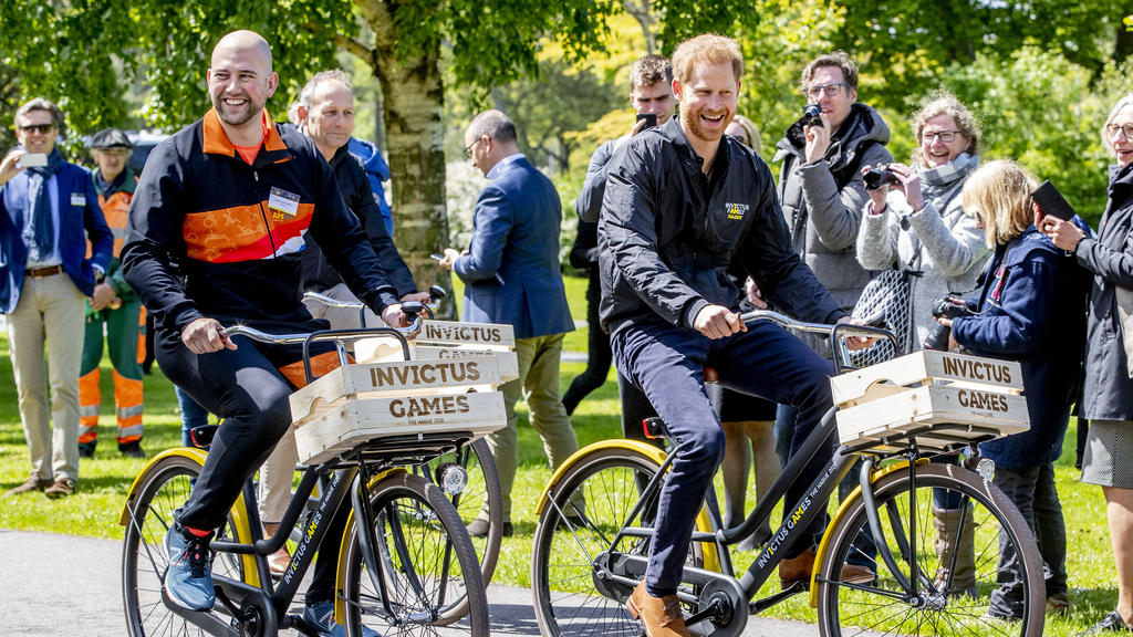 Dennis van der Stroon mit Prinz Harry bei einer Radtour im Rahmen des Invictus-Events.