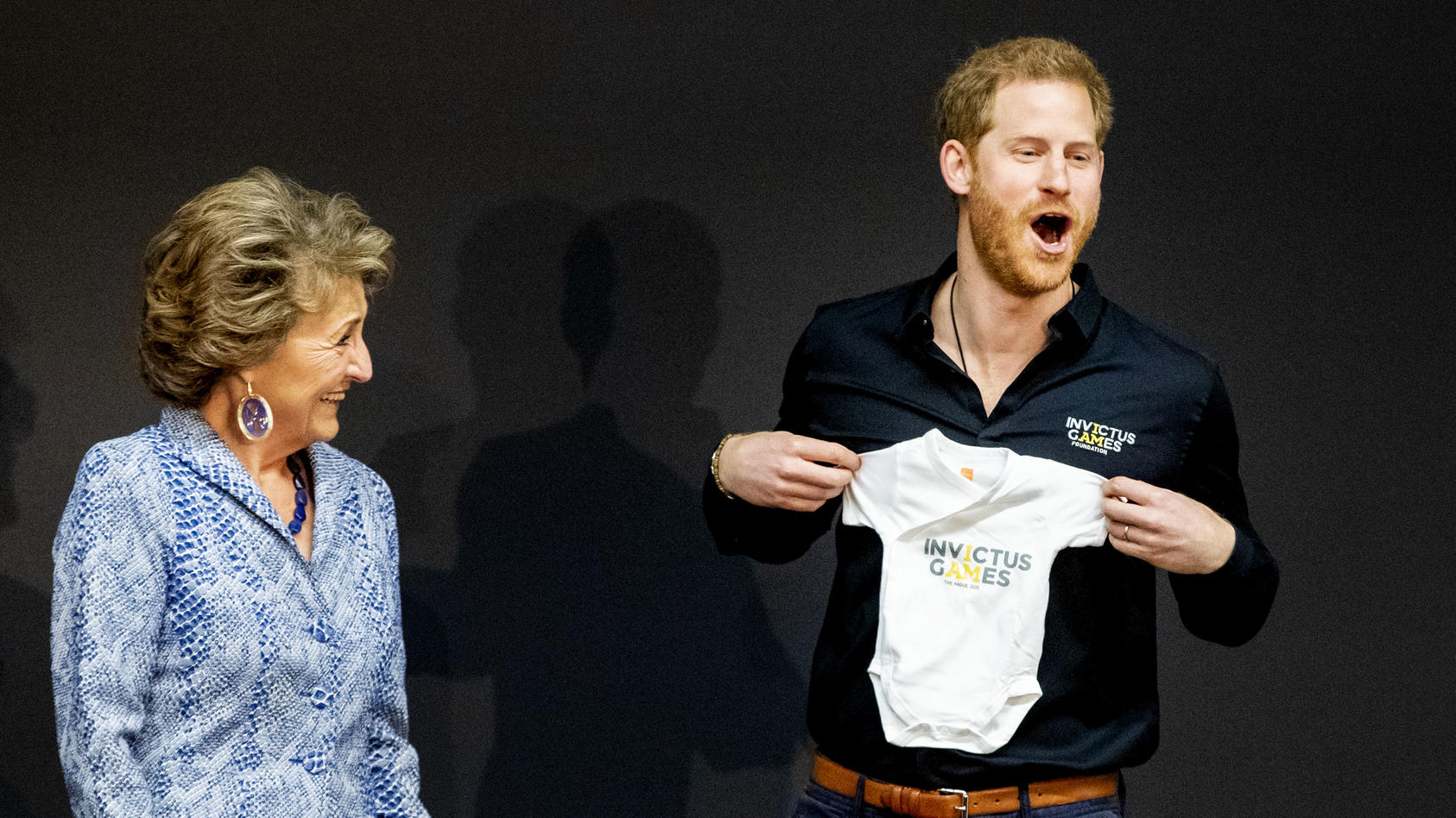 Da ist die Freude riesig: Prinz Harry bekommt einen Strampler für Archie überreicht.