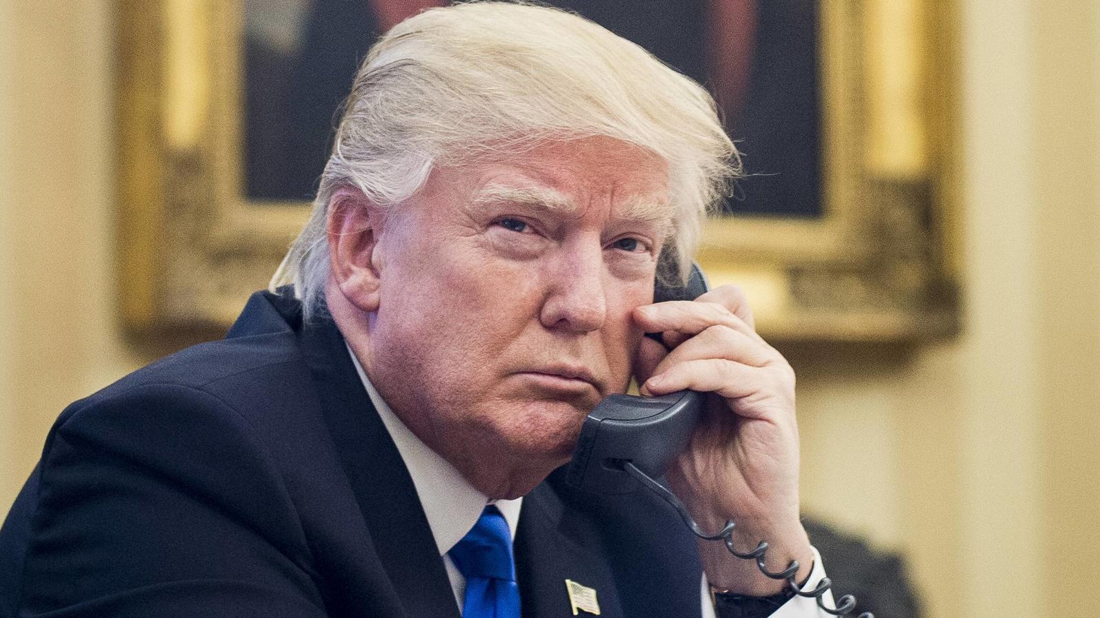 "Was sie tun sollten ist, mich anzurufen, sich hinzusetzen", sagte Trump vor Reportern im Weißen Haus.