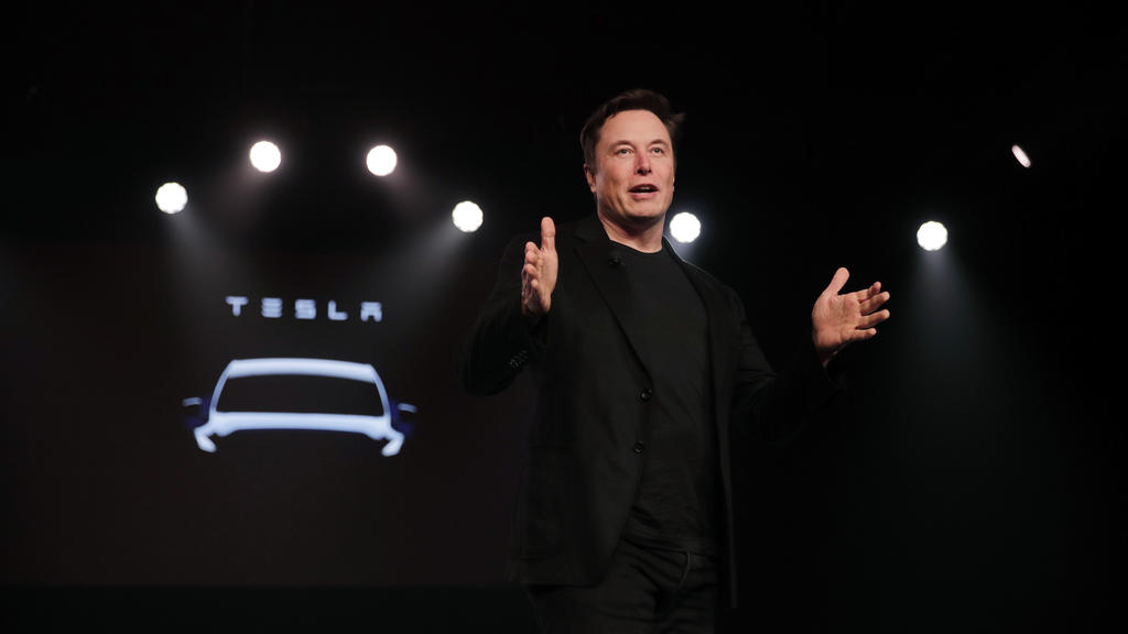 ARCHIV - 14.03.2019, USA, Hawthorne: Elon Musk, Chef von Tesla, stellt das neue Tesla Model Y vor. Der US-Elektroautobauer Tesla will sich mehr als zwei Milliarden Dollar an frischem Geld bei Investoren beschaffen. Das Unternehmen von Tech-Milliardär