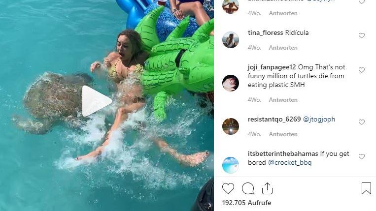 Junge Frau mit Schildkröte auf den Bahamas
