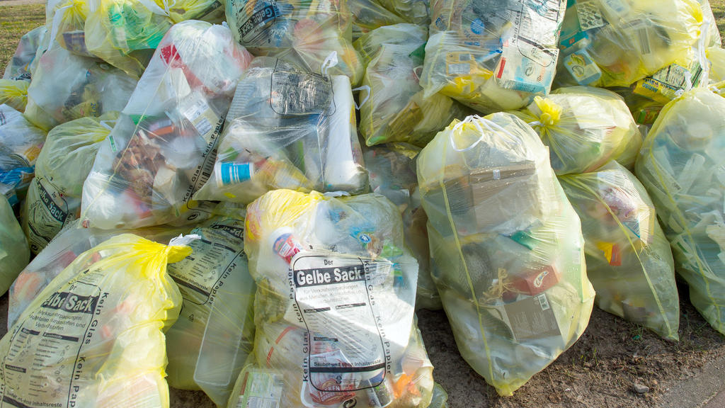 Die einzige Lösung des Problems ist, deutlich weniger Plastikmüll zu produzieren und ihn hier in Deutschland zu recyceln.