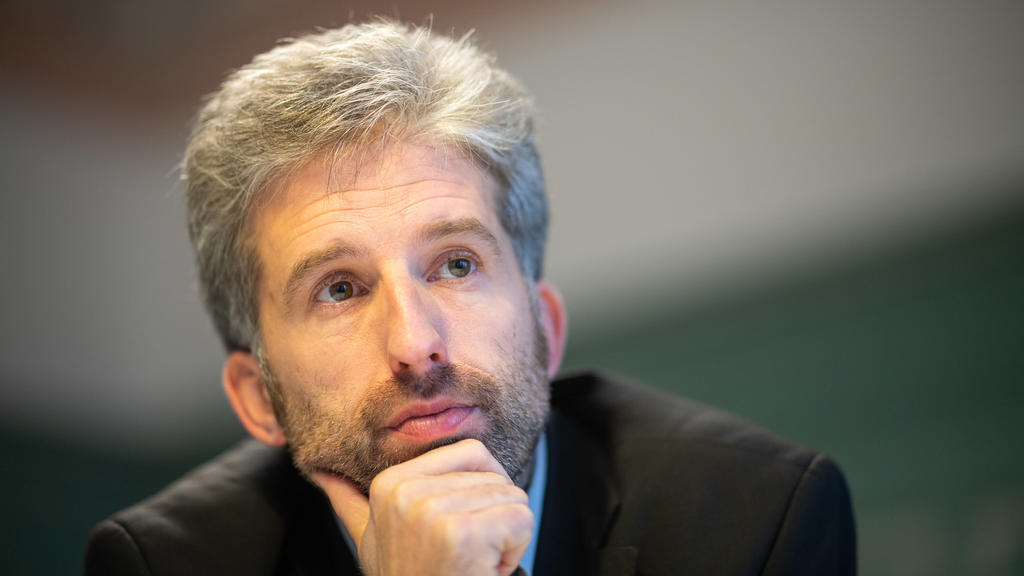 ARCHIV - 26.11.2018, Baden-Württemberg, Tübingen: Boris Palmer (Bündnis 90/Die Grünen), Oberbürgermeister der Stadt Tübingen, gibt in seinem Arbeitszimmer ein Interview. Foto: Sebastian Gollnow/dpa +++ dpa-Bildfunk +++