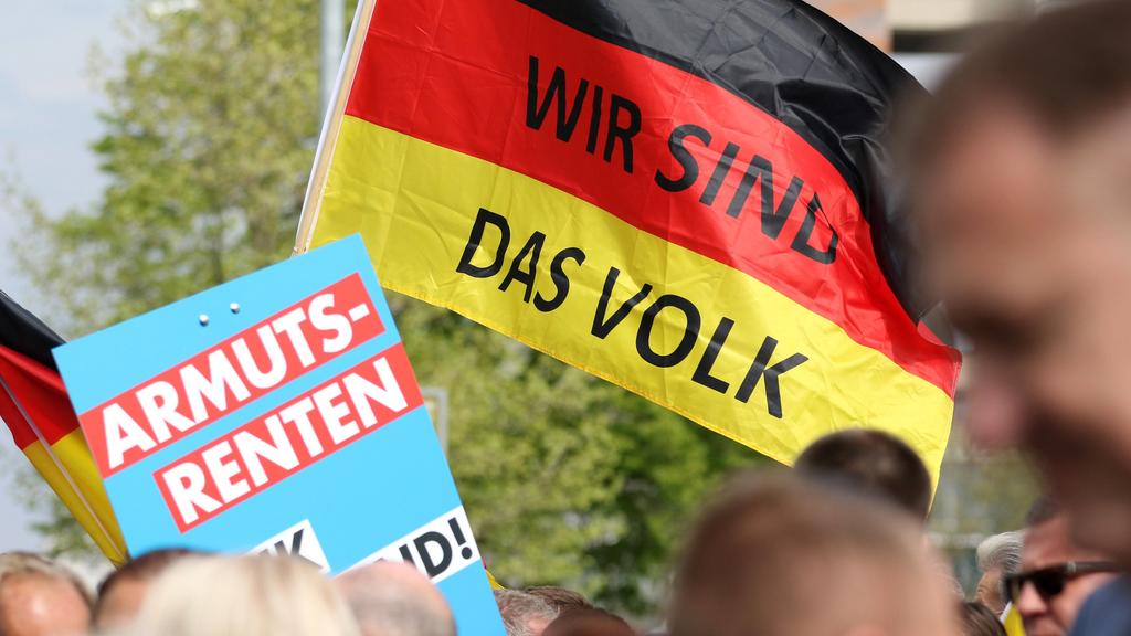 1.Mai-Demo Erfurt 01.05.2019 , Erfurt, Arnstädter Strasse, Blauer Frühling - die AfD demonstriert am 01.05.2019 im Bild: Demonstranten versammeln sich in der Löberstrasse *** 1 May Demo Erfurt 01 05 2019 Erfurt Arnstädter Strasse Blue Spring the AfD
