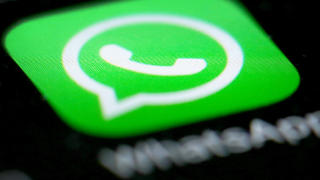 ARCHIV - 15.09.2016, Nordrhein-Westfalen, Düsseldorf: Das Logo der Messenger-App WhatsApp ist auf dem Display eines Smartphones zu sehen. (zu dpa «Sicherheitslücke bei WhatsApp ließ Überwachungssoftware installieren» vom 14.05.2019) Foto: Martin Gerten/dpa +++ dpa-Bildfunk +++