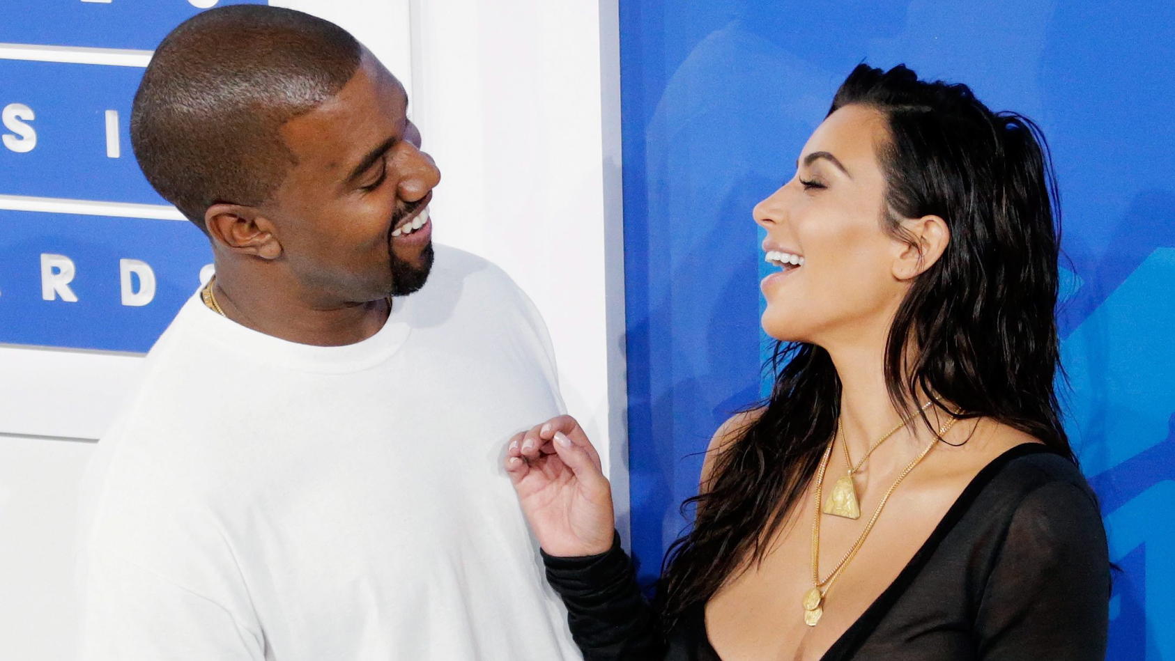 Kanye West und Kim Kardashian sind wieder Eltern geworden.