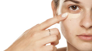 Frau Concealer Gesicht