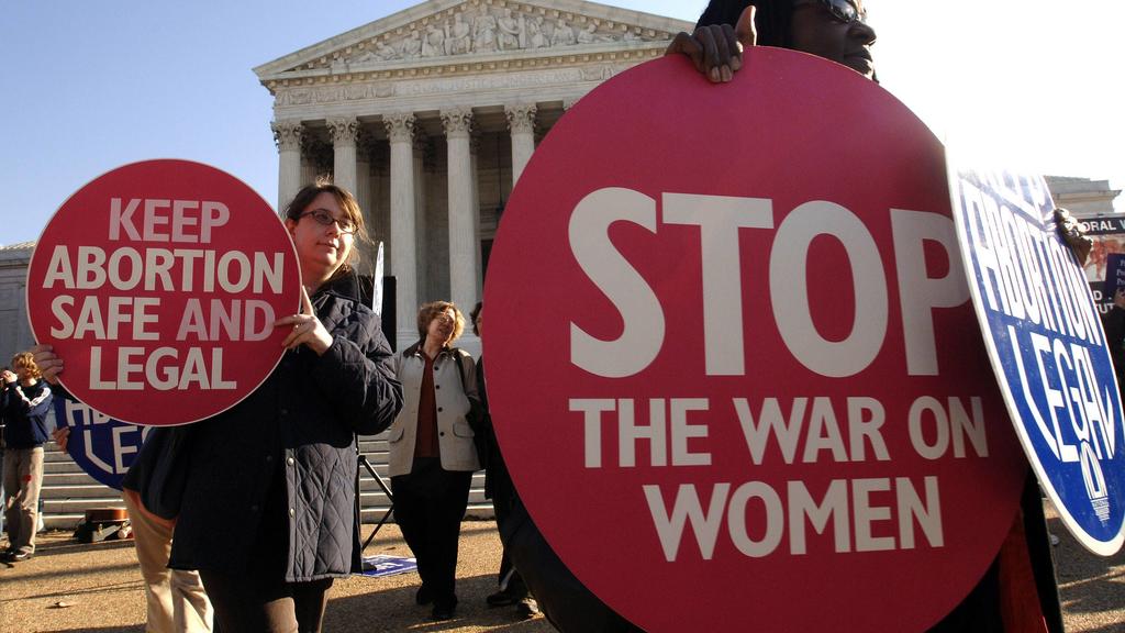 Teilnehmerinnen mit Transparent demonstrieren für die Legalität des Schwangerschaftsabbruchs anlässlich des Prozesses im Fall Scheidler vs. Ayotte vor dem Supreme Court in Washington D.C. PUBLICATIONxINxGERxSUIxAUTxHUNxONLY wap20051130530