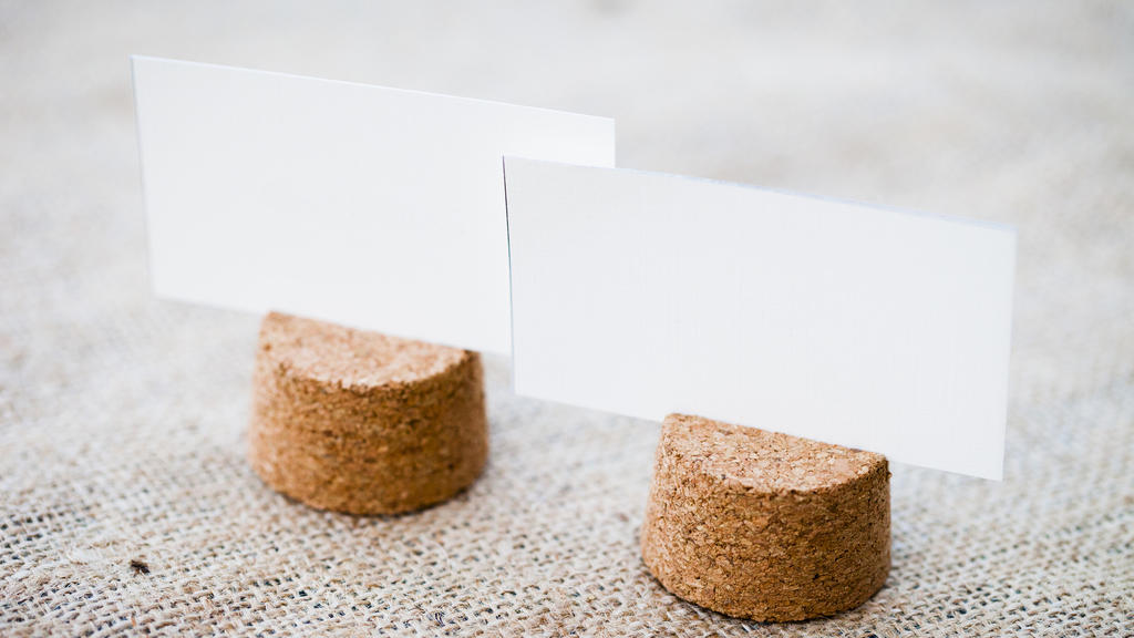 DIY-Hochezeit-Tischkarten: Korken mit Kärtchen