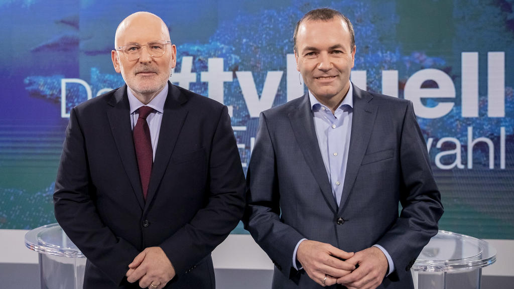 16.05.2019, Berlin: Frans Timmermans (l), Spitzenkandidat der SPE für die Europawahl, und Manfred Weber (CSU), Spitzenkandidat der EVP für die Europawahl, stehen vor dem TV-Duell zur Europawahl im ZDF Hauptstadtstudio für ein Foto zusammen. Foto: Chr