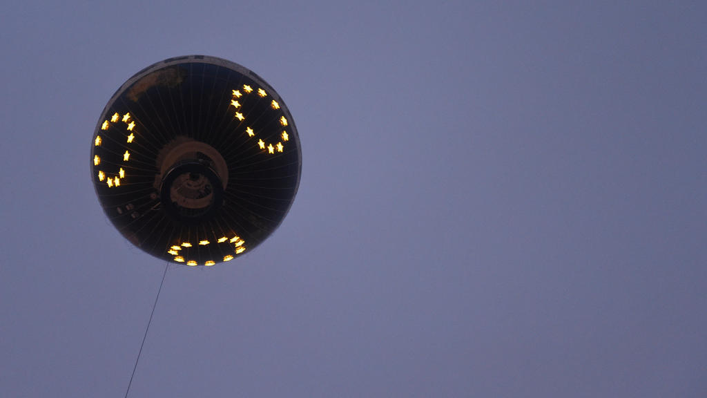 16.05.2019, Berlin: Der Aussichtsballon "HiFlyer" wird in eine große Europaflagge verwandelt und die Europasterne leuchten über Berlin. Die Arbeitgeberverände der Metall- und Elektro-Industrie wollen damit zur Europawahl am 26. Mai aufrufen. Foto: Sv