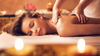 Eine Massage soll für Entspannung und Wohlbefinden sorgen.