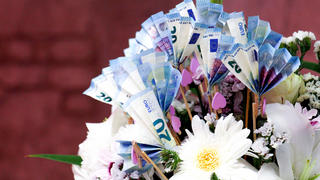 Geld im Briefumschlag fürs Brautpaar? Geldgeschenke können auch kreativ aussehen.