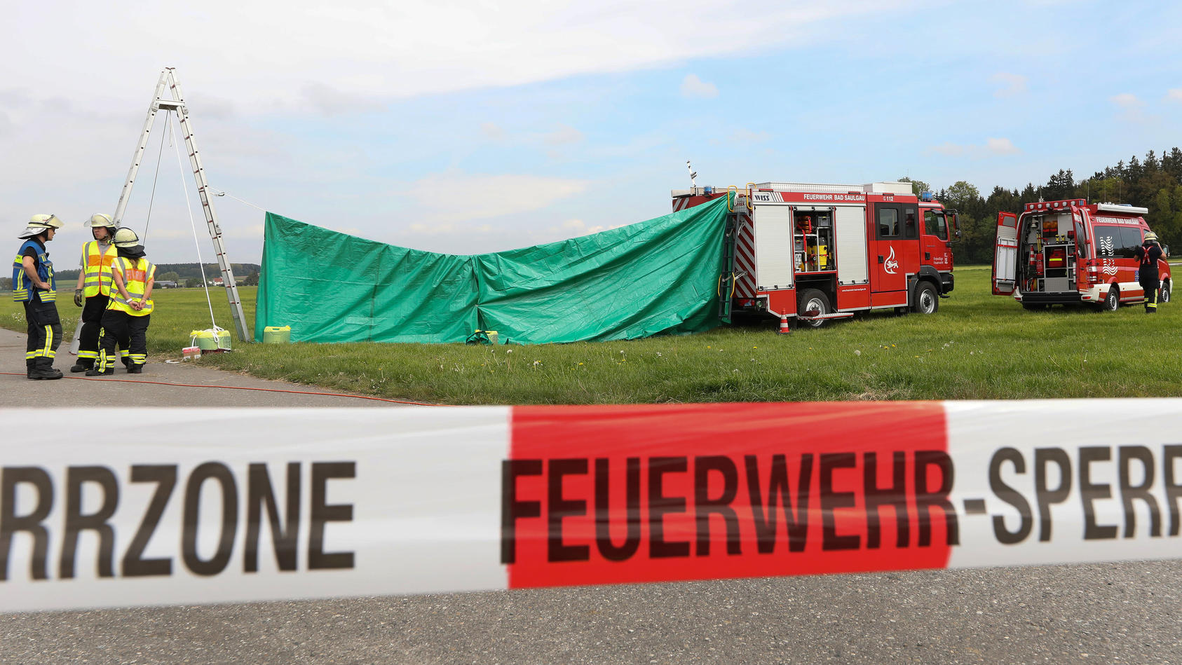 18.05.2019, Baden-Württemberg, Bad Saulgau: Feuerwehrleute haben auf dem Flugplatz einen Sichtschutz an der Unfallstelle errichtet. Am Morgen sind dort zwei Fallschirmspringer bei einem Sprung tödlich verletzt worden, wie die Polizei mitteilte. Foto: