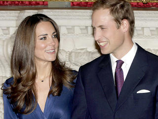 Britain's Prince William (R) and Kate Middleton (L) pose for photographs during a photocall to mark their engagement in the State Rooms of St James's Palace in London, Britain, 16 November 2010. Prince William, second in line to the throne, is to marry his long-term girlfriend Kate Middleton next Spring or Summer and lives in north Wales, where he is serving with the RAF. EPA/STR ***UK OUT***  +++(c) dpa - Bildfunk+++