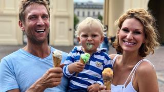Janni und Peer mit Sohnemann Emil-Ocean beim Eis essen.