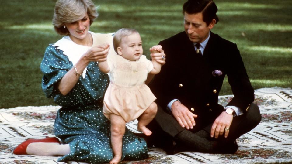 Prinzessin Diana und Prinz Charles mit Baby William, aufgenommen 1983. Damals war Prinz William ein Jahr alt.