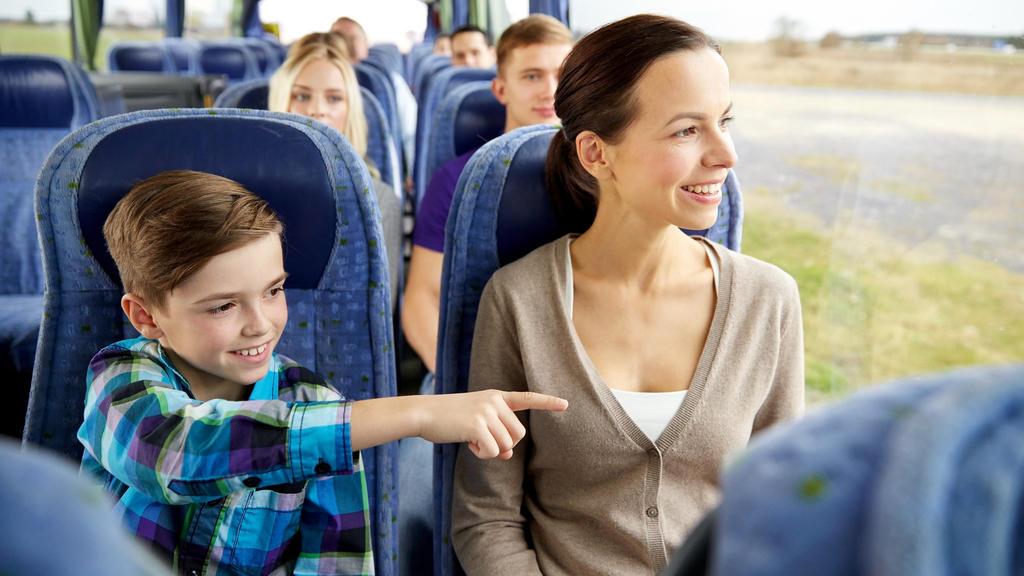 Mutter und Kind sitzen im Reisebus.
