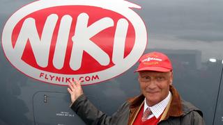 Niki Lauda (AUT) zeigt auf das Logo seiner Fluglinie Niki-Airlines während einer Präsentation anlässlich des ersten Fluges der Niki-Airlines auf der Strecke Warschau-Wien  