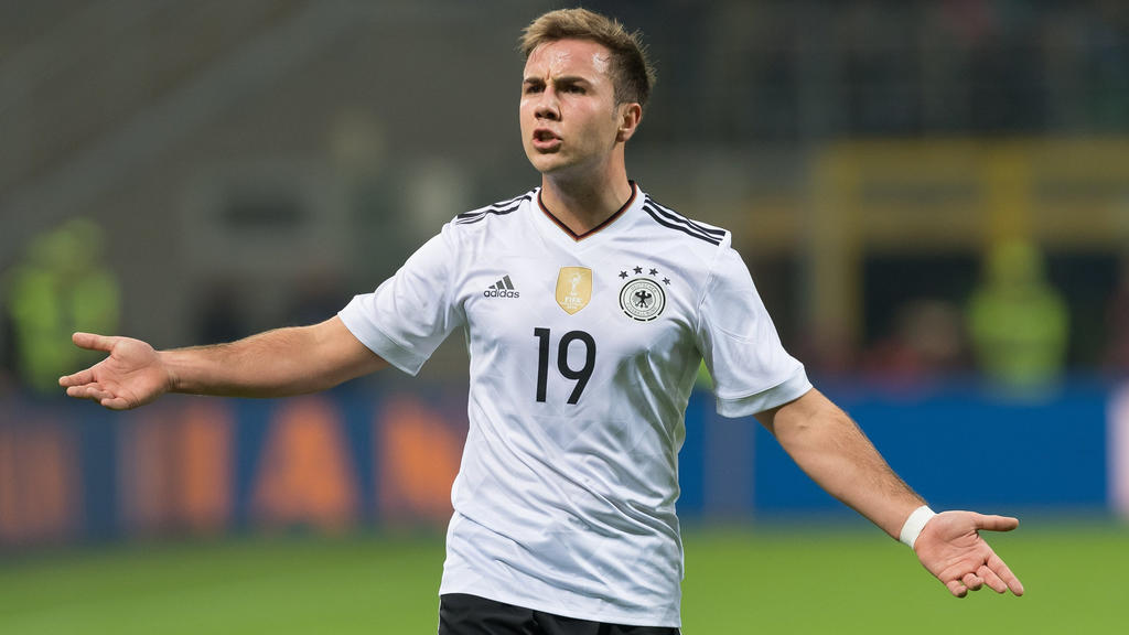 ARCHIV - 15.11.2016, Italien, Mailand: Fußball: Länderspiele, Italien - Deutschland in Stadio Giuseppe Meazza. Deutschlands Mario Götze steht mit ausgebreiteten Armen auf dem Platz und gibt Anweisungen. (zu dpa: «Kein Götze-Comeback bei Löw ») Foto: