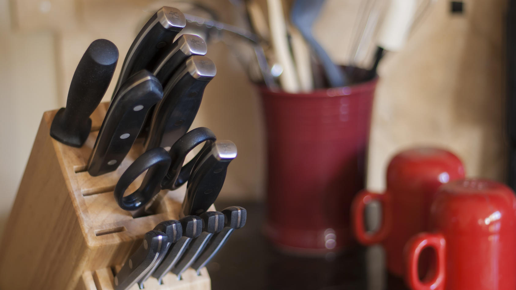 Küchenmesser gibt es in allen möglichen Größen und Formen - wir geben einen Überblick über die wichtigsten Messerarten.