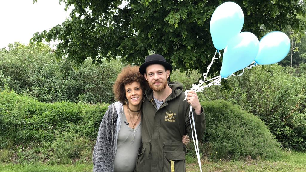 Mit blauen Ballons verraten sie es: Joy und Ehemann Patrick erwarten einen Jungen.