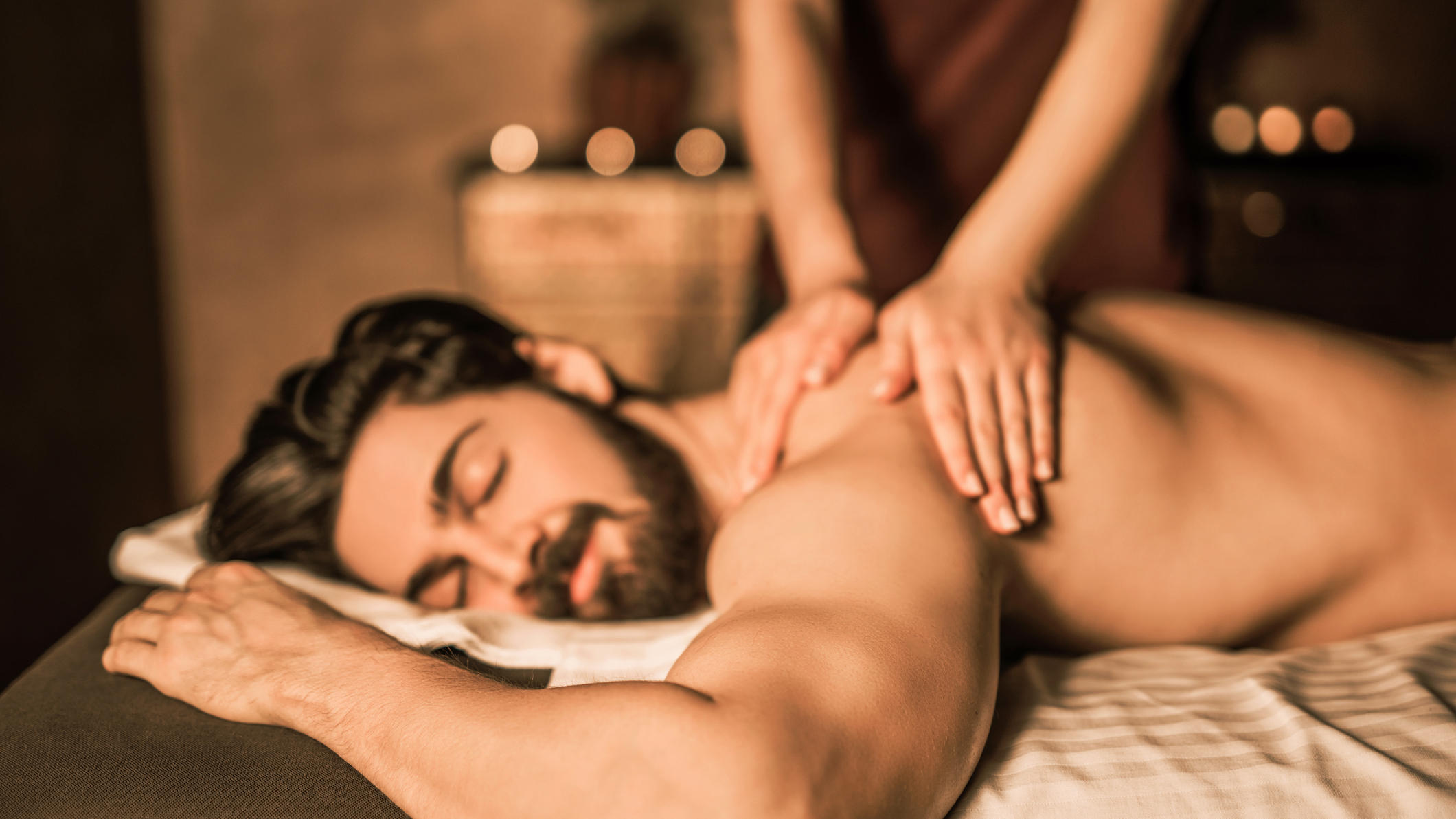 Richtig massieren lernen: Mann bekommt eine Rückenmassage