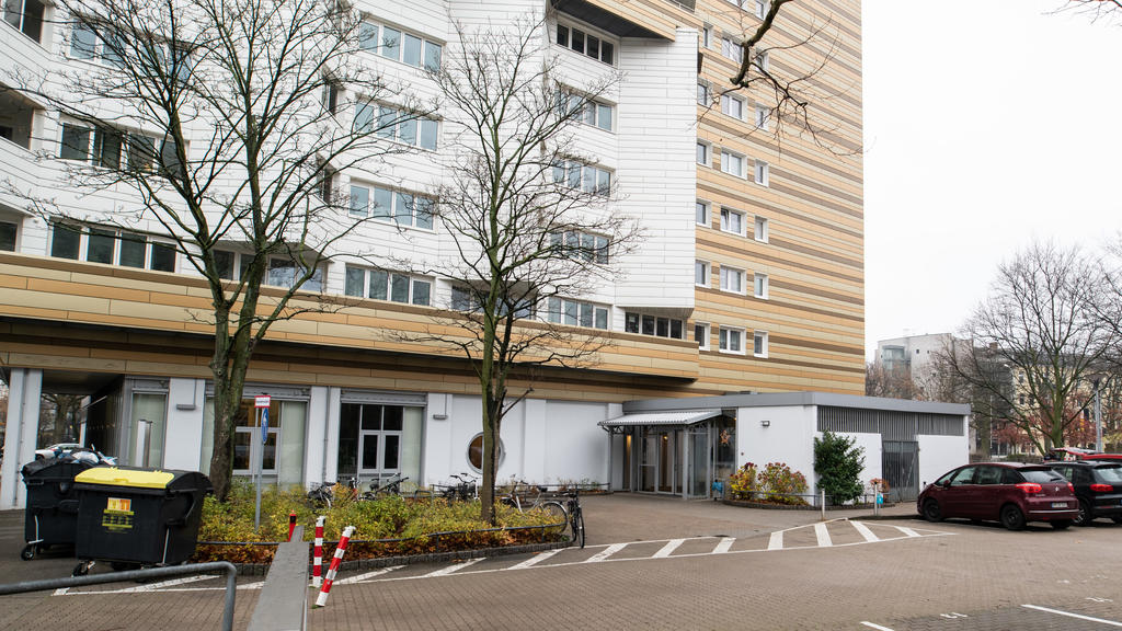 ARCHIV - 06.12.2018, Hamburg: Die Außenaufnahme zeigt ein Wohnhaus im Bezirk Altona. Bei einem Familiendrama in Hamburg-Altona soll im Dezember 2018 ein 49-Jähriger seine Ehefrau mit einem Messer getötet haben. (zu dpa "Vierfache Mutter getötet - Ang