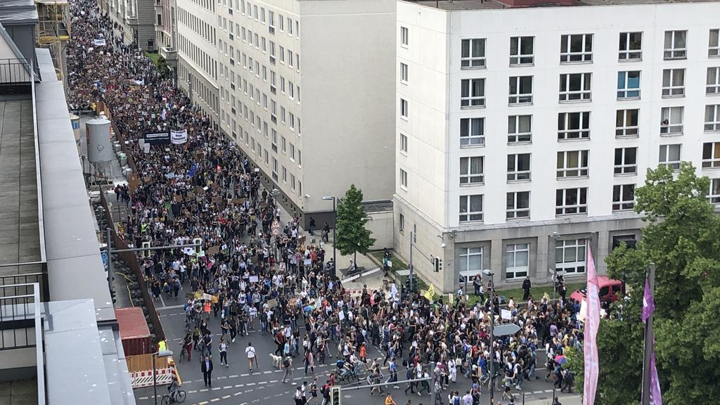 Berlin: Fridays for Future Demonstranten ziehen zum Brandenburger Tor am Freitag, dem 24. Mai 2019