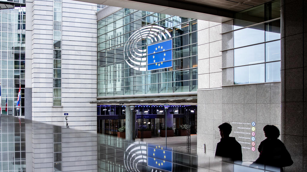 26.05.2019, Belgien, Brüssel: Ein Eingang zum Europäischen Parlament spiegelt sich in einer Glasfläche. Vom 23.05. bis 26. Mai wählen die Bürger von 28 EU-Staaten ein neues Parlament. Foto: Marcel Kusch/dpa +++ dpa-Bildfunk +++