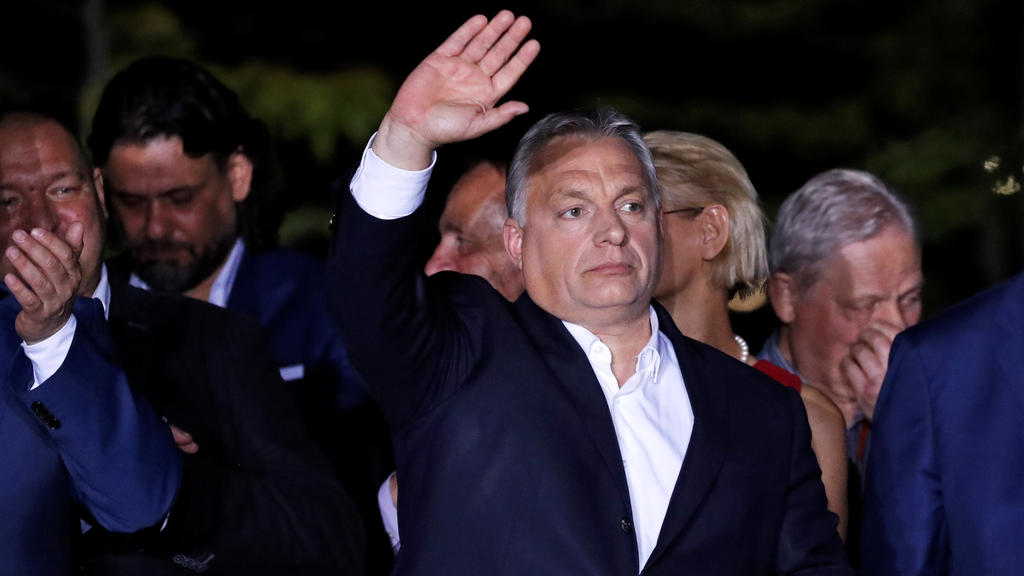 Hungarian Prime Minister Viktor Orban waves after addressing supporters, following the preliminary results of the European Parliament election in Budapest, Hungary, May 26, 2019. REUTERS/Bernadett Szabo