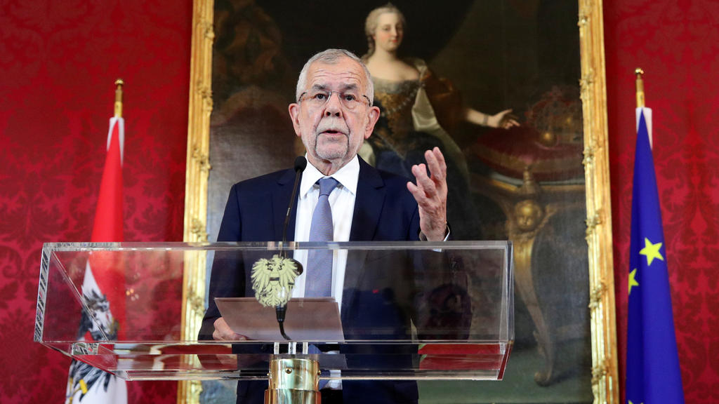 Austrian President Alexander Van der Bellen delivers a statement after a no-confidence vote against the government in Vienna, Austria May 27, 2019. REUTERS/Lisi Niesner