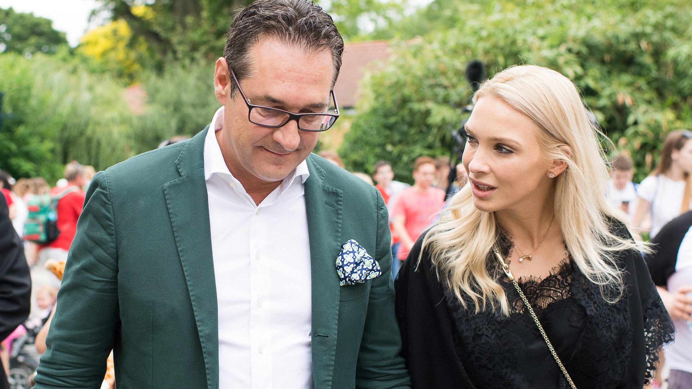 Wien 27.06.2017, Tiergarten Schoenbrunn, Wien, AUT, bernahme Giraffen Patenschaft im Tiergarten Schoenbrunn durch FPOe Bundesobmann Strache mit Frau Philippa. im Bild Klubobmann FPOe Heinz-Christian Strache mit seiner Frau Philippa // Leader of the a